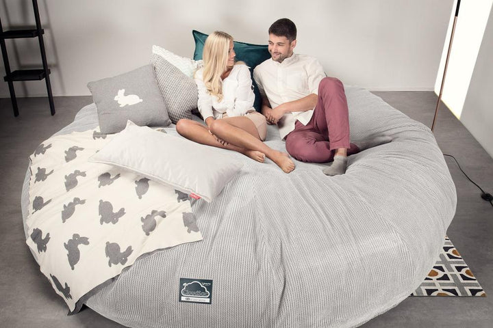 Lounge Pug, CloudSac 5000 XXXXXL, Canapé Pouf Titanesque à Mémoire de Forme, Gros Pouf Sofa, Velours Côtelé Gaufré Crème